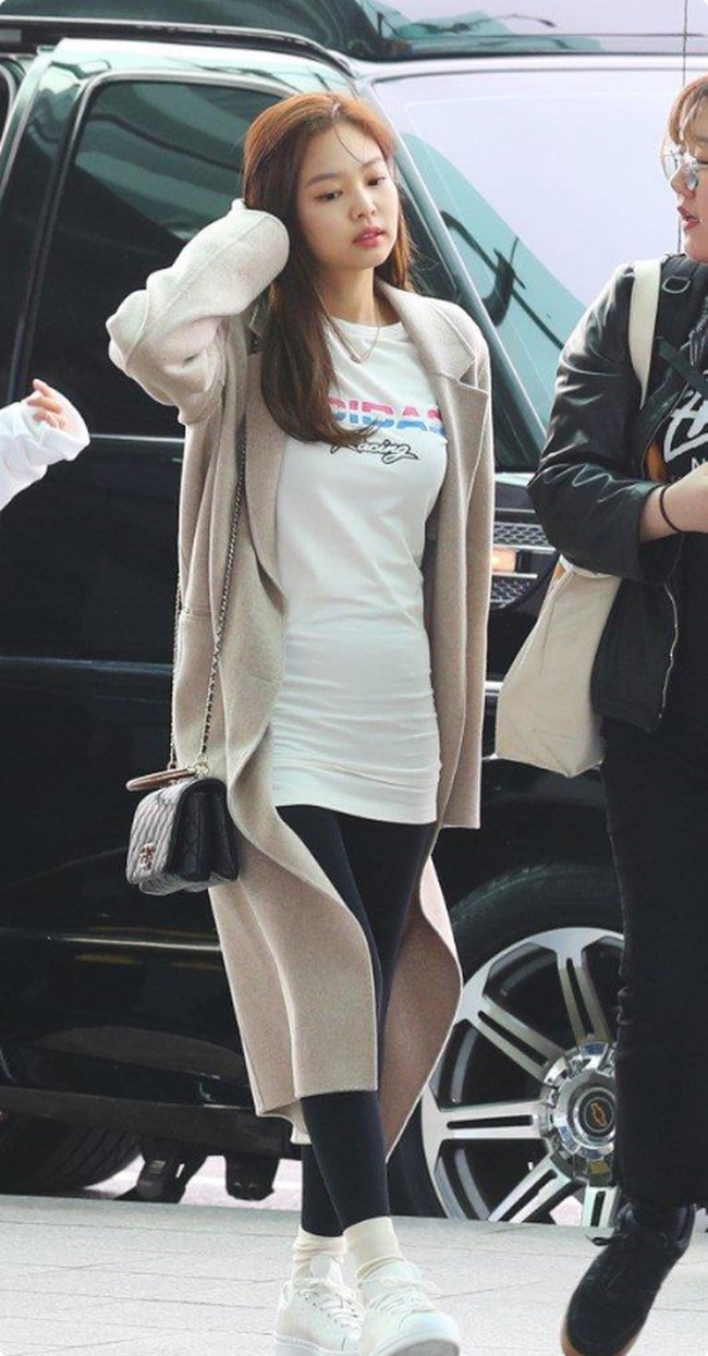 4. Chanel Knock on Wood Top Handle BagTas Chanel klasik lain yang dikenakan Jennie Blackpink ini unik karena memiliki pegangan kayu. Gayanya yang kala itu cenderung simpel juga dipermanis dengan cincin dan kalung keluaran Chanel. Item itu dijual $4,000 (Rp 57 jutaan).Foto: Istimewa