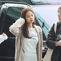 4. Chanel Knock on Wood Top Handle BagTas Chanel klasik lain yang dikenakan Jennie Blackpink ini unik karena memiliki pegangan kayu. Gayanya yang kala itu cenderung simpel juga dipermanis dengan cincin dan kalung keluaran Chanel. Item itu dijual $4,000 (Rp 57 jutaan).Foto: Istimewa