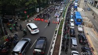 Selain itu, kata Fahri, arus lalu lintas dari Jalan Gatot Subroto arah Semanggi yang akan menuju jalan HR Rasuna Said diputarbalikkan (di kolong layang Kuningan) ke Jalan Gatot Subroto arah Pancoran. Fahri menyebut pengalihan arus lalu lintas tersebut akan bersifat situasional.