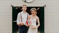 KFC juga dijadikan tema foto prewedding. Pasangan ini membeli seember ayam goreng KFC yang kemudian dijadikan properti foto. Foto: istimewa