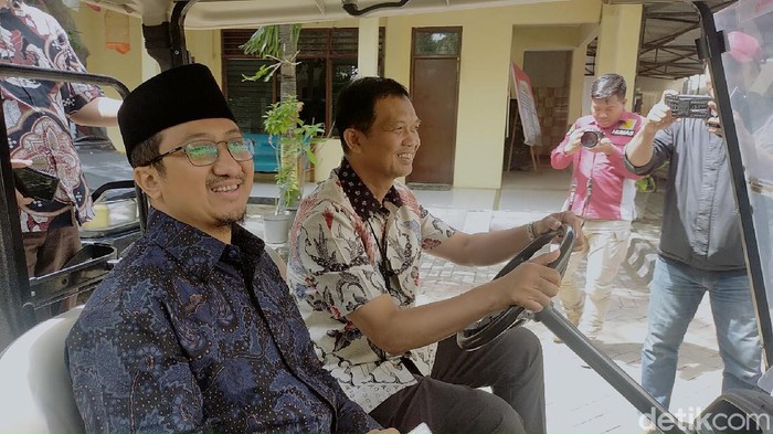 Ustaz Yusuf Mansur akhirnya memenuhi panggilan penyidik Polrestabes Surabaya. Ia dipanggil sebagai saksi kasus penipuan perumahan fiktif berkedok syariah, Multazam Islamic Residence.