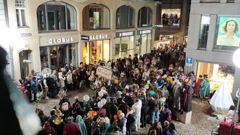 Foto malam hari tak usah khawatir. Oppo Find X2 dilengkapi dengan kemampuan Ultra Night Mode 3.0. Karnaval Fastnacht di Luzern, Swiss ini pun hasilnya tetap terang (Oppo)