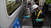 Selain itu, interior kereta juga disemprotkan dengan spray fast - acting alcoholic spray disinfektan.