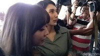 Sebelumnya, polisi mendalami kasus pembobolan kartu kredit atau carding. Dalam kasus ini, polisi menyebut sejumlah artis yang terlibat bisa dijadikan tersangka jika memenuhi unsur pidananya.