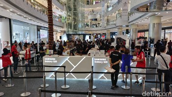 Pada Jumat (6/3/2020), tak terlihat adanya antrean pembeli ponsel flagship Samsung ini. Foto: detikINET/Anggoro Suryo Jati