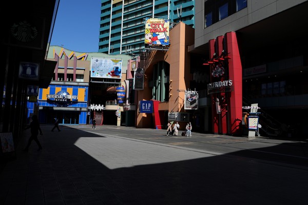 Universal Studio bersama sejumlah taman hiburan lainnya diketahui telah ditutup sejak 29 Februari lalu hingga 15 Maret 2020 mendatang. Universal Studio bersama sejumlah taman hiburan lainnya diketahui telah ditutup sejak 29 Februari lalu hingga 15 Maret 2020 mendatang.