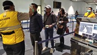 Para penumpang harus dicek suhu tubuhnya menggunakan thermal gun dan thermal scanner.