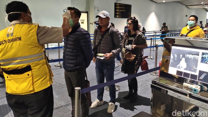 Kementerian Perhubungan melalui Direktorat Jenderal Perhubungan Udara mengecek standar operasional prosedur pencegahan virus Corona di Bandara Soekarno-Hatta Terminal 3 Kedatangan untuk mengantisipasi penyebaran virus Corona atau Covid-19 di Indonesia. Salah satu yang jadi perhatiannya yakni seberapa besar efektifitas pencegahan tersebut.
