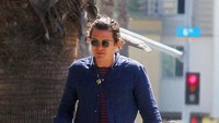 Agaknya Orlando Bloom tidak bisa dipisahkan dengan minuman favoritnya tersebut. Dalam beberapa momen ia selalu kedapatan menggenggam secangkir kopi dari sebuah coffee shop. Foto: Istimewa