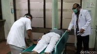 Saat turun dari mobil ambulans pria itu batuk tak beraturan, ia merasa demam dan sesak nafas.