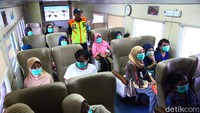 Para penumpang terlihat mengenakan masker di dalam gerbong.