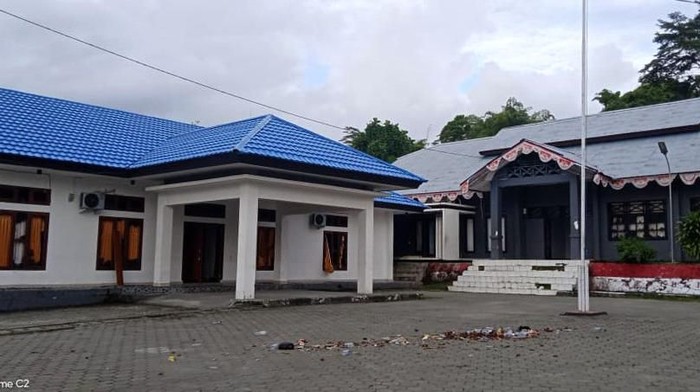 Kantor Bupati Waropen, Papua, porak-poranda usai dirusak massa. Berikut penampakannya.