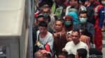 Mengular! Begini Antrean Masker Murah di Pasar Pramuka