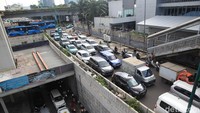 Polisi pun memberlakukan pengalihan arus lalu lintas di sekitar lokasi.