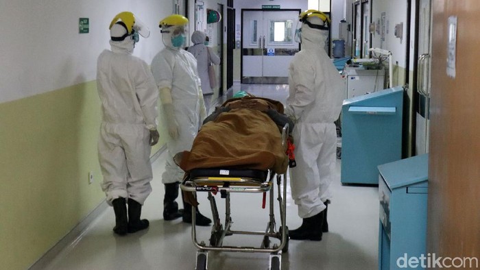 Simulasi Penangan Pasien Corona di RSHS Bandung RSHS Bandung melakukan simulasi penanganan pasien suspect corona, Jumat (6/3/2020). Simulasi itu untuk menunjukkan kesiapan RSHS dalam menangani pasien suspect corona.
