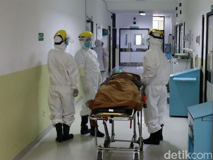 RSHS Bandung melakukan simulasi penanganan pasien suspect corona, Jumat (6/3/2020). Simulasi itu untuk menunjukkan kesiapan RSHS dalam menangani pasien suspect corona.