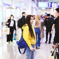 9. Chanel Pharrell BumbagSalah satu tas Chanel paling mahal yang pernah kedapatan dipakai Jennie Blackpink datang dari koleksi Chanel Pharrell. Item seharga $6,620 atau Rp 94 jutaan tersebut pun dipadukan dengan sweatshirt Chanel yang tak kalah mahalnya yakni sekitar $5,000 (Rp 71 jutaan).Foto: Fansite