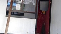 Penampakan bagian dalam kantor Bupati Waropen yang rusak dan hangus dibakar massa. Istimewa/Dok. Polda Papua.