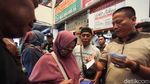 Mengular! Begini Antrean Masker Murah di Pasar Pramuka