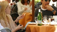 Di samping itu ternyata Orlando Bloom sangat menyukai wisata kuliner. Hal tersebut terlihat di beberapa foto yang ditangkap oleh paparazi. Seperti pada momen yang satu ini, diambil secara candid Orlando tampak ingin menyantap pizza. Foto: Istimewa