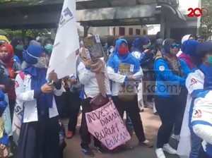 Buruh Perempuan Geruduk Kemen-PPPA, Tolak Omnibus Law RUU Cipta Kerja