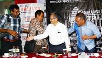 Para pembicara saling berjabat tangan usai memberikan pemaparan dalam diskusi Memburu Buron KPK.