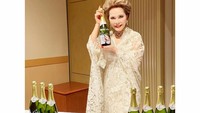 Wanita yang kini menetap di Jepang ini sering diundang ke acara-acara bergengsi. Salah satunya pameran minuman alkohol dengan champagne bergambar dirinya ini. Foto: Instagram dewisukarnoofficial