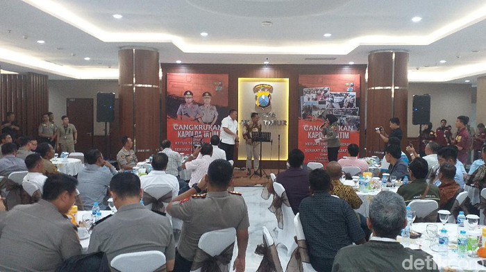 Puluhan ketua serikat pekerja dan buruh se-Jatim bertemu dengan Kapolda Jatim. Pertemuan itu dikemas dengan tema cangkrukan.