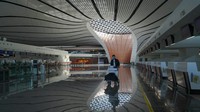 Ini Bandara Internasional Daxing Beijing, China. Bandara baru yang sangat futuristik ini dibuka pada bulan September 2019, keadaannya sekarang hampir kosong (Foto: CNN)