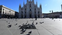 Piazza del Duomo dalam momen yang langka. Karena, ada lebih banyak burung daripada turis di salah satu alun-alun paling ikonik di Milan ini (Foto: CNN)