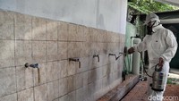 Area tempat wudhu turut disemprot desinfektan oleh petugas.