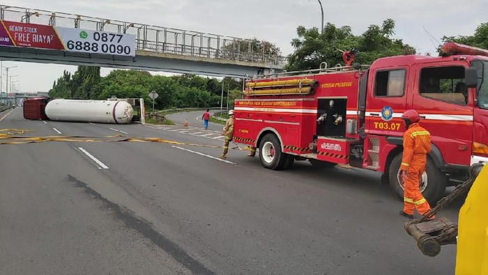 Truk trailer LPG alami kecelakaan
