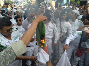 Kecewa Tak Ditemui Pihak Kedubes, Massa FPI Bakar Bendera India
