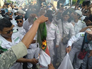 Kecewa Tak Ditemui Pihak Kedubes, Massa FPI Bakar Bendera India