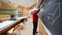 Proses belajar mengajar di kampus ini dilakukan secara online melalui webcam. Claudio Furlan/LaPresse via AP.