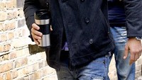 Kalau momen yang satu ini, Orlando Bloom tanpa sumringah dengan memegang cangkir kopi. Lihat siapa yang tidak terperangah dengan ketampanannya? Foto: Istimewa