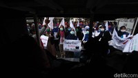 Massa berasal dari organisasi FSPMI dan KSPI.