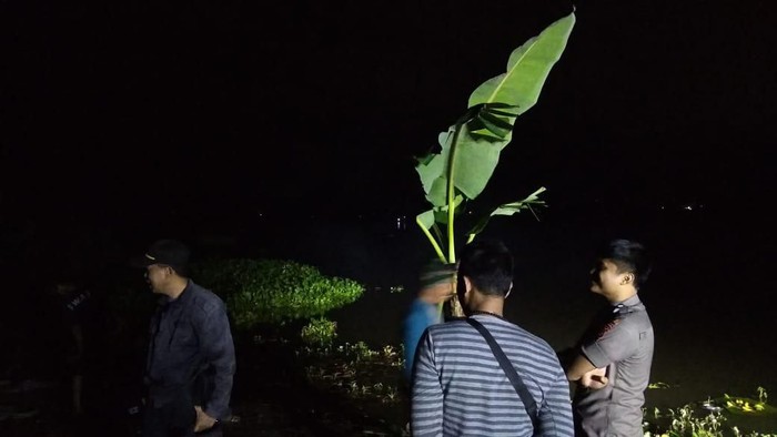 Basarnas Makassar mencari kakek yang tenggelam di danau saat mencari ikan (dok. Istimewa)
