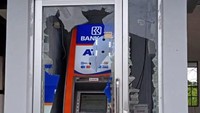 Fasilitas ATM yang berada di lingkungan kantor Bupati Waropen tak luput dari perusakan massa. Istimewa/Dok. Polda Papua.