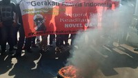 Dalam aksinya para pengunjuk rasa menutup sebagian jalan Bulungan menuju Blok M dan membakar ban sebagai bentuk penyaluran aspirasinya kepada Kejaksaan agung. Foto: dok. GAI