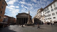 Pantheon Square di Romo tampak lengang.