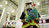 Lalu, pihak LRT Jakarta juga menyediakan sabun cuci tangan pada setiap wastafel (toilet) serta menempatkan cairan pembersih tangan (hand sanitizer) yang  mengandung alkohol 70 - 80 % di tempat - tempat yang mudah di akses mulai dari pintu masuk dan pintu keluar stasiun.