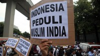 Salah satu poster yang dibawa oleh peserta aksi bertuliskan Indonesia peduli Muslim India.