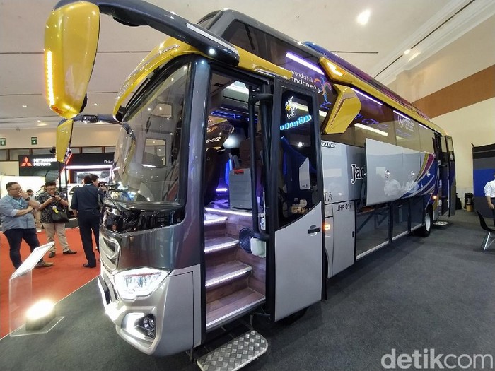 Bus Adiputro