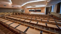 Seorang guru memberikan pelajar di kelas yang kosong di Politecnico University, Milan. Claudio Furlan/LaPresse via AP.