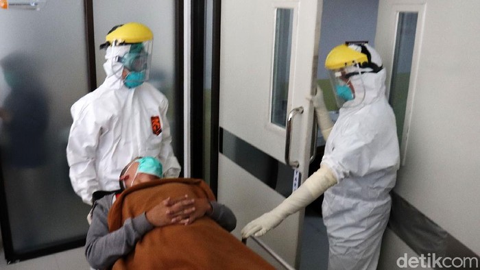 Simulasi Penangan Pasien Corona di RSHS Bandung RSHS Bandung melakukan simulasi penanganan pasien suspect corona, Jumat (6/3/2020). Simulasi itu untuk menunjukkan kesiapan RSHS dalam menangani pasien suspect corona.