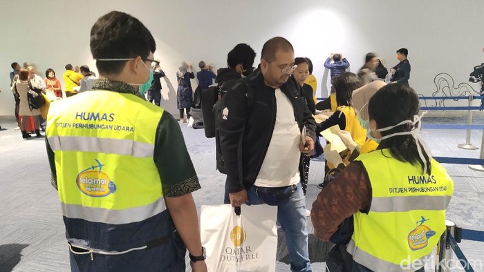 Kementerian Perhubungan melalui Direktorat Jenderal Perhubungan Udara mengecek standar operasional prosedur pencegahan virus Corona di Bandara Soekarno-Hatta Terminal 3 Kedatangan untuk mengantisipasi penyebaran virus Corona atau Covid-19 di Indonesia. Salah satu yang jadi perhatiannya yakni seberapa besar efektifitas pencegahan tersebut.