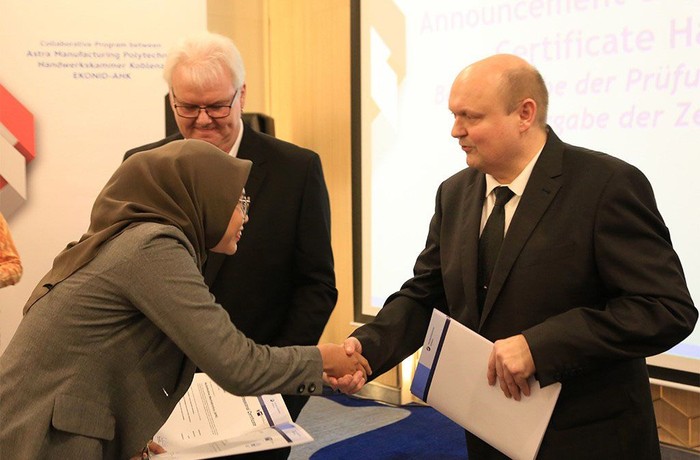 Astra Luluskan 10 German Bachelor Professional Bidang Otomotif Program persiapan dan sertifikasi German Bachelor Professional yang dilaksanakan olehAstra melaluiPoliteknik Manufaktur Astra bekerjasama dengan German Chamber of Craft-Industries (HWK) di Koblenz Jermandan Perkumpulan Ekonomi Indonesia-Jerman(EKONID-AHK)meluluskan 10 orang Insan Astra denganmembuahkan hasil yang menggembirakan.