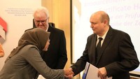 Renita Dewi, peserta wanita yang merupakan lulusan program Diploma 3 Mesin Otomotif Polman Astra menerima sertifikat dari Stefan Odenthal dan Mario Monschauer dari German Chamber of Craft-Industries (HWK) di Koblenz Jerman. Istimewa/Astra.