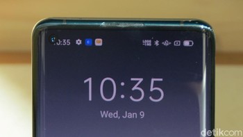 Kamera depannya berupa punch hole di sisi kiri atas. Kecil tapi powerful, karena ini 32MP Selfie Camera. Oppo meracik Snapdragon 865, RAM 12GB, ROM 256GB membuat smartphone flagship ini semakin perkasa. (Fitraya Ramadhanny/detikcom)